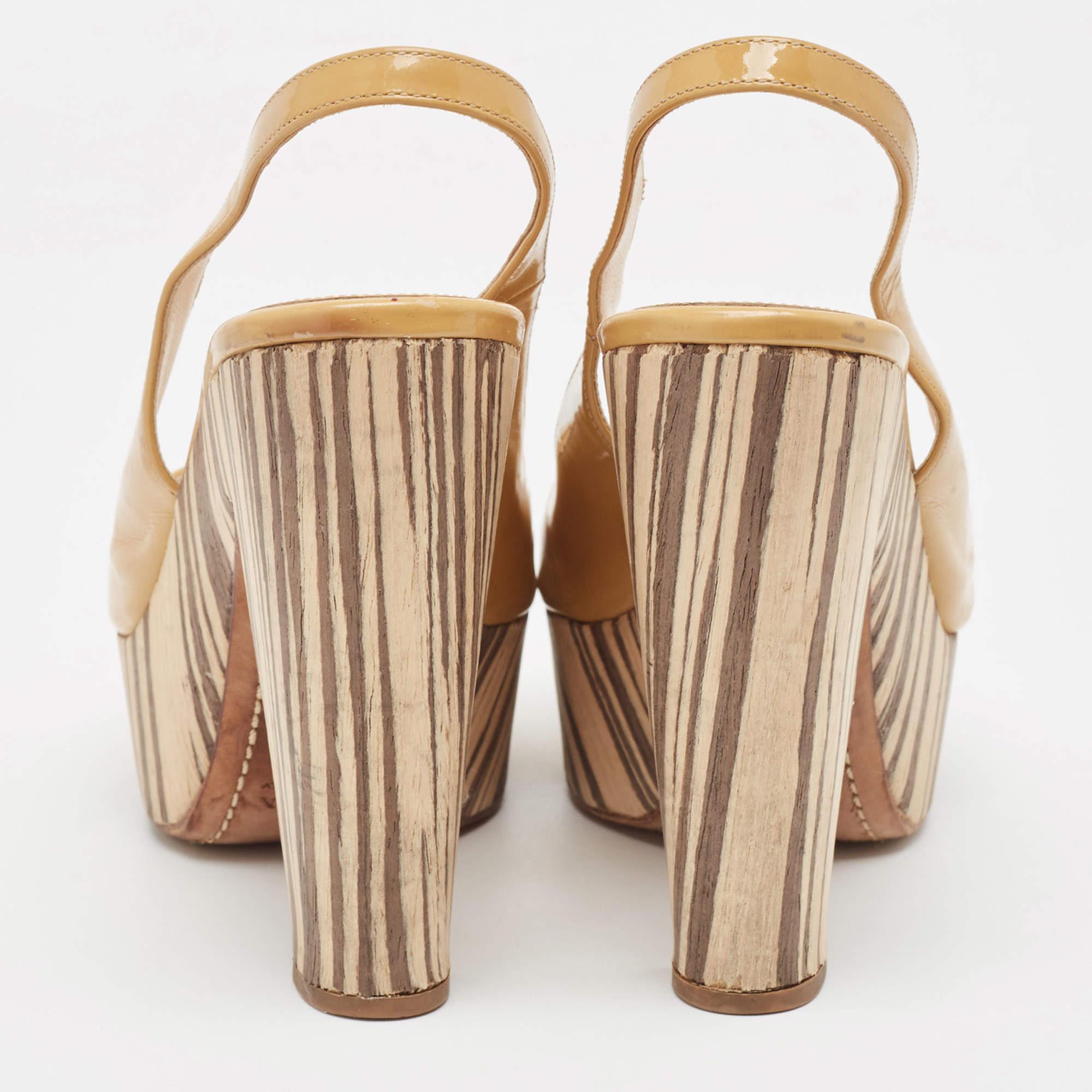Prada Sandales à talons compensés à bout ouvert en cuir verni beige, taille 37 Pour femmes en vente