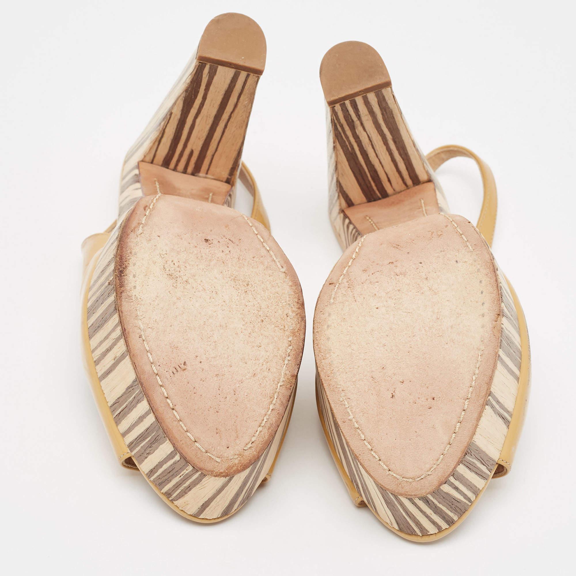 Prada Sandales à talons compensés à bout ouvert en cuir verni beige, taille 37 en vente 1