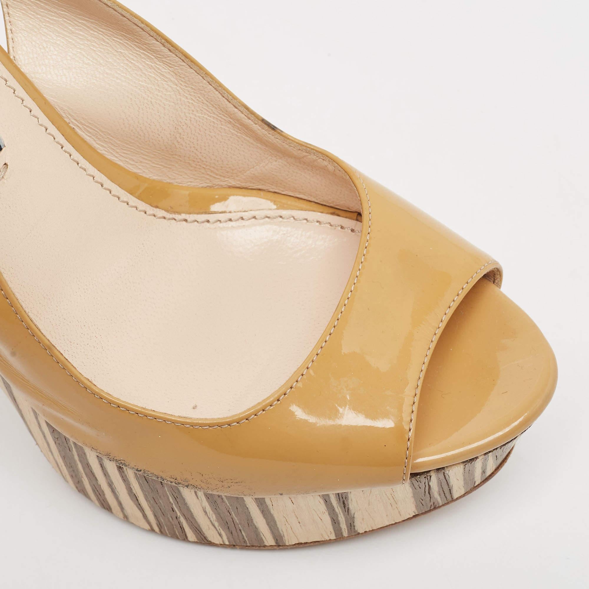 Prada Sandales à talons compensés à bout ouvert en cuir verni beige, taille 37 en vente 2