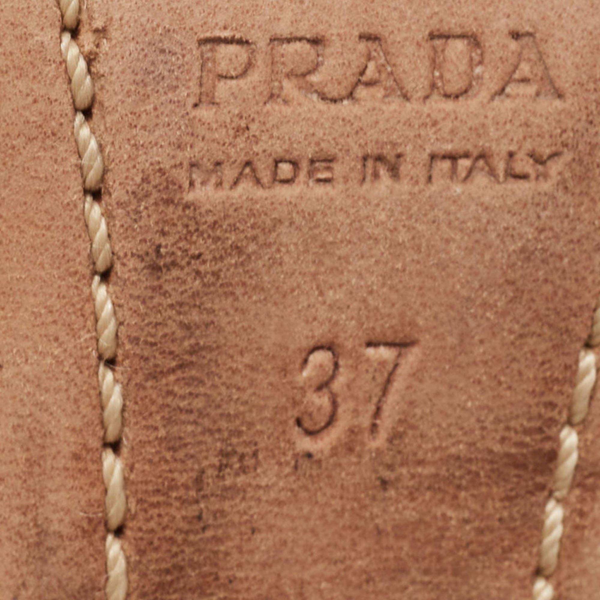 Prada Sandales à talons compensés à bout ouvert en cuir verni beige, taille 37 en vente 3