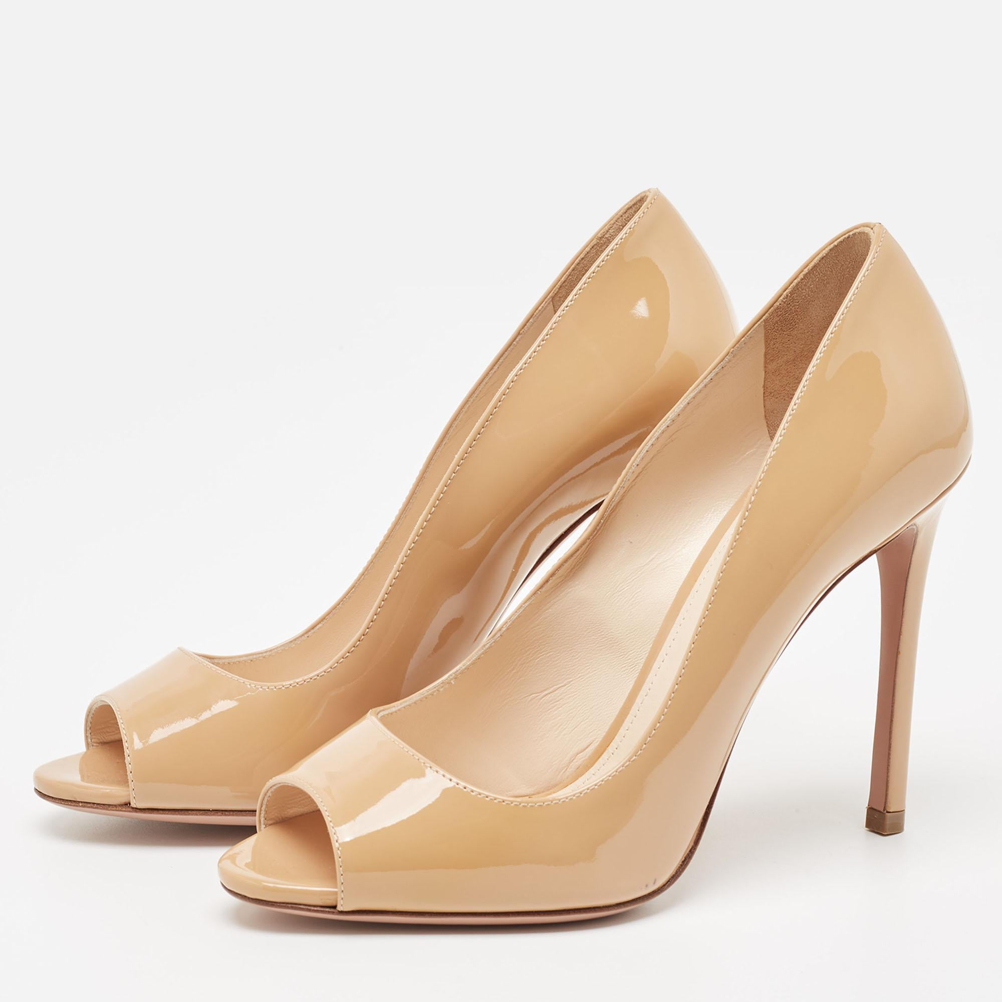 Exuding femininity and elegance, these Prada pumps feature a chic silhouette with an attractive design. You can wear these pumps for a stylish look.


