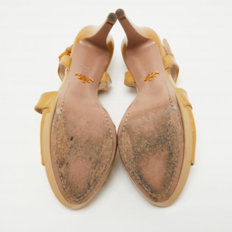 Prada Sandalias con correa en el tobillo y plataforma de charol beige talla 38 Beige en venta