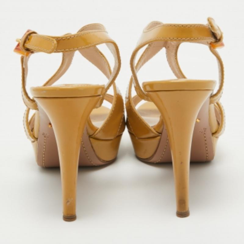 Prada Sandalias con correa en el tobillo y plataforma de charol beige talla 38 en venta 1