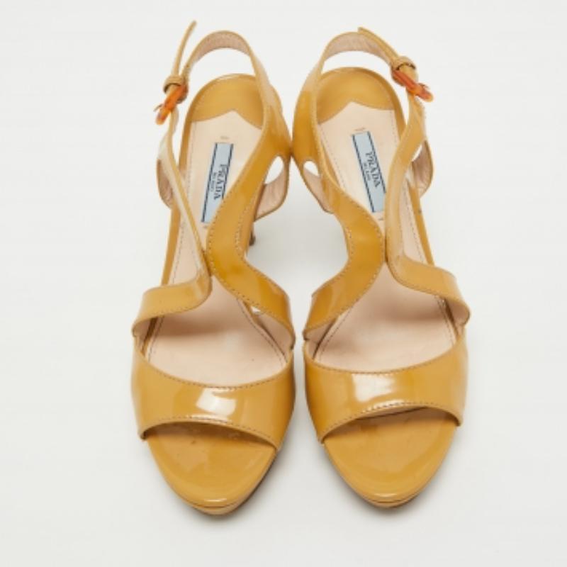 Prada Sandalias con correa en el tobillo y plataforma de charol beige talla 38 en venta 2