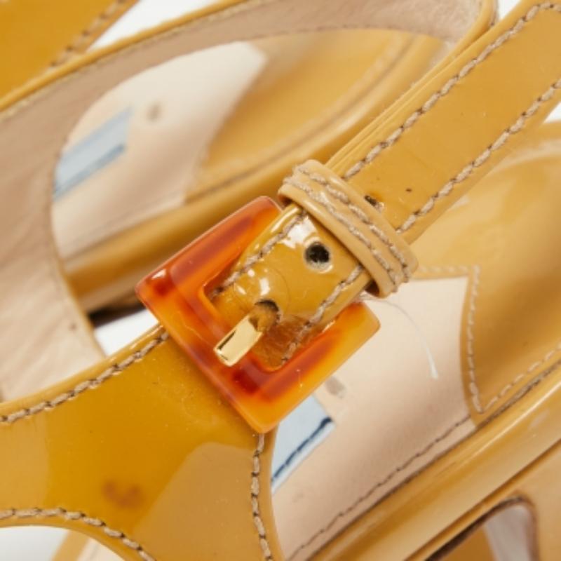 Prada Sandalias con correa en el tobillo y plataforma de charol beige talla 38 en venta 4