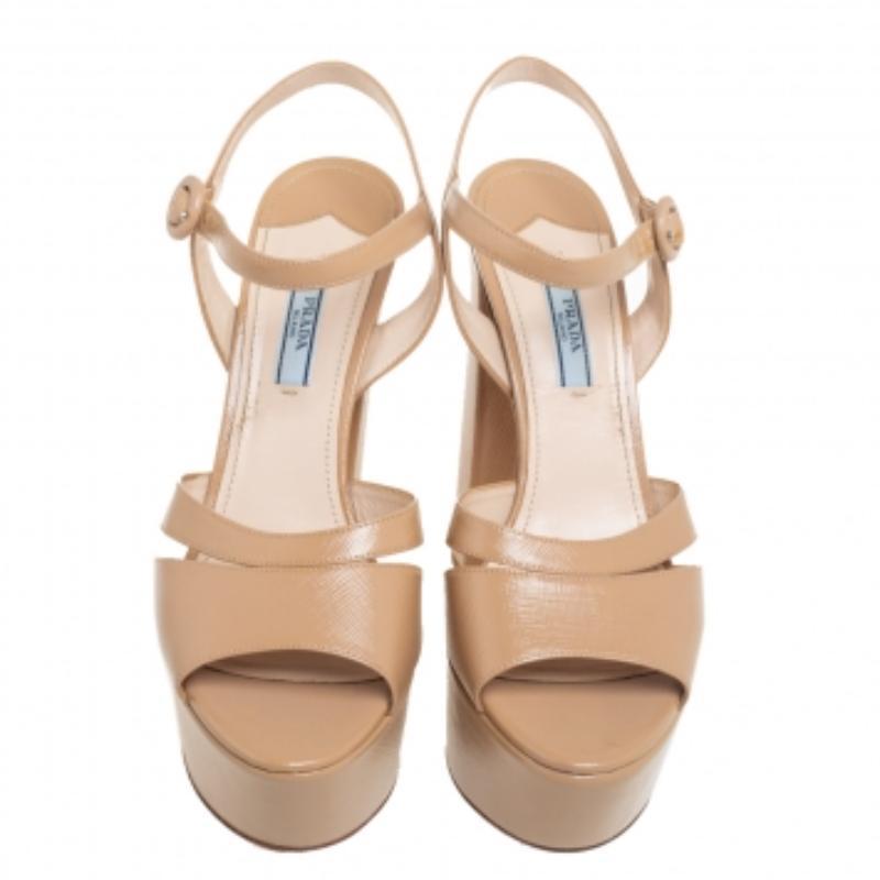 Prada Beige Patent Leather Platform Ankle Strap Sandals Size 39 (Sandales à plateforme en cuir verni) 1