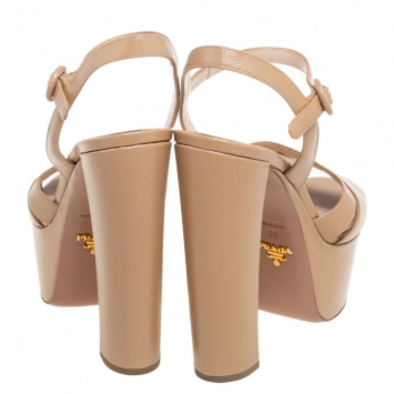 Prada Beige Patent Leather Platform Ankle Strap Sandals Size 39 (Sandales à plateforme en cuir verni) 2