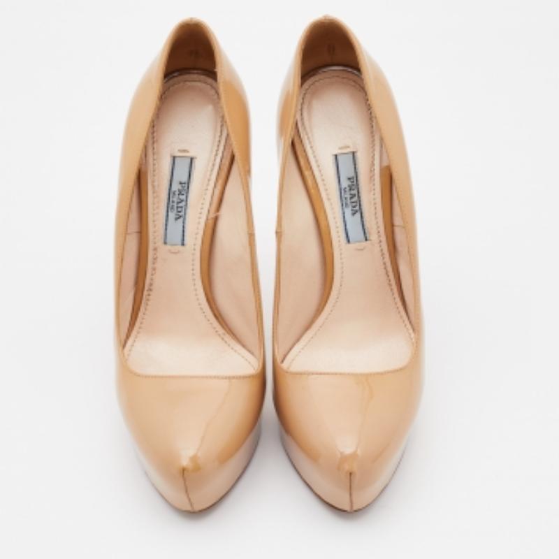 Beige Escarpins à plateforme Prada en cuir verni beige, taille 36 en vente