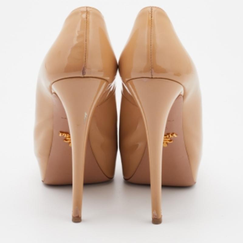 Escarpins à plateforme Prada en cuir verni beige, taille 36 Bon état - En vente à Dubai, Al Qouz 2