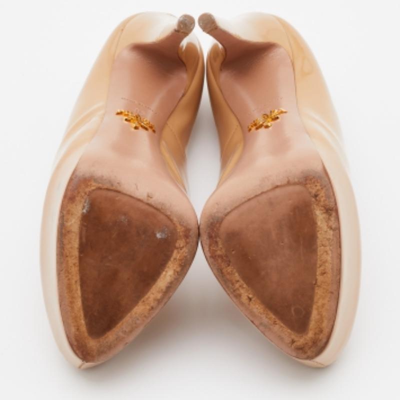 Escarpins à plateforme Prada en cuir verni beige, taille 36 en vente 1