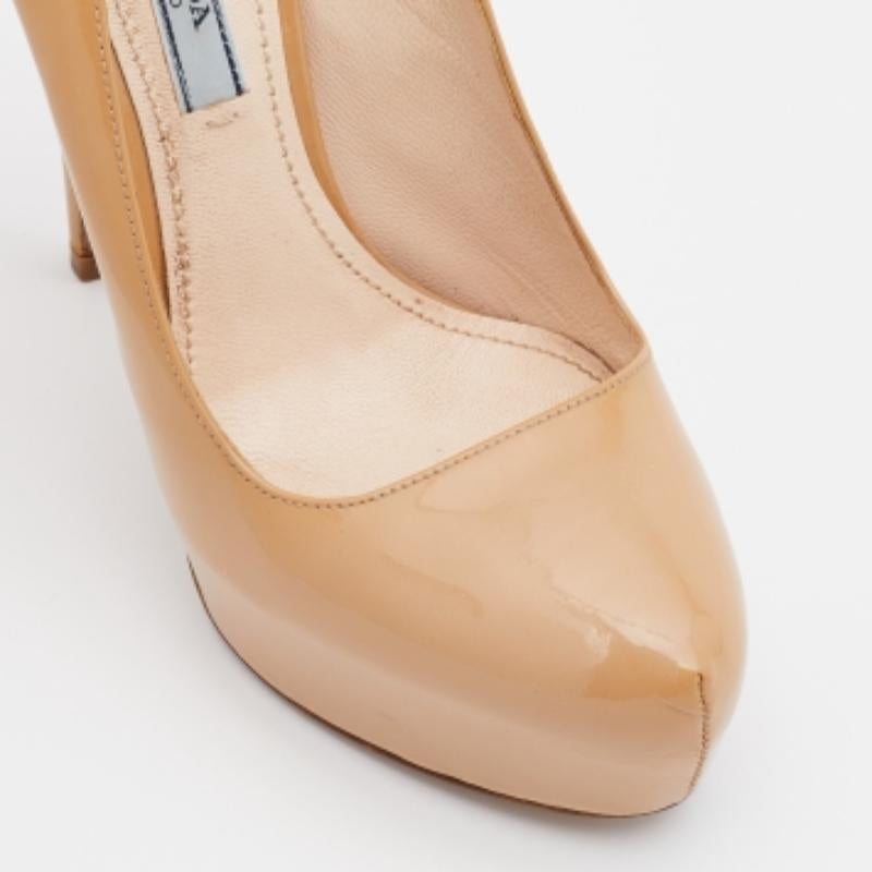 Escarpins à plateforme Prada en cuir verni beige, taille 36 en vente 2