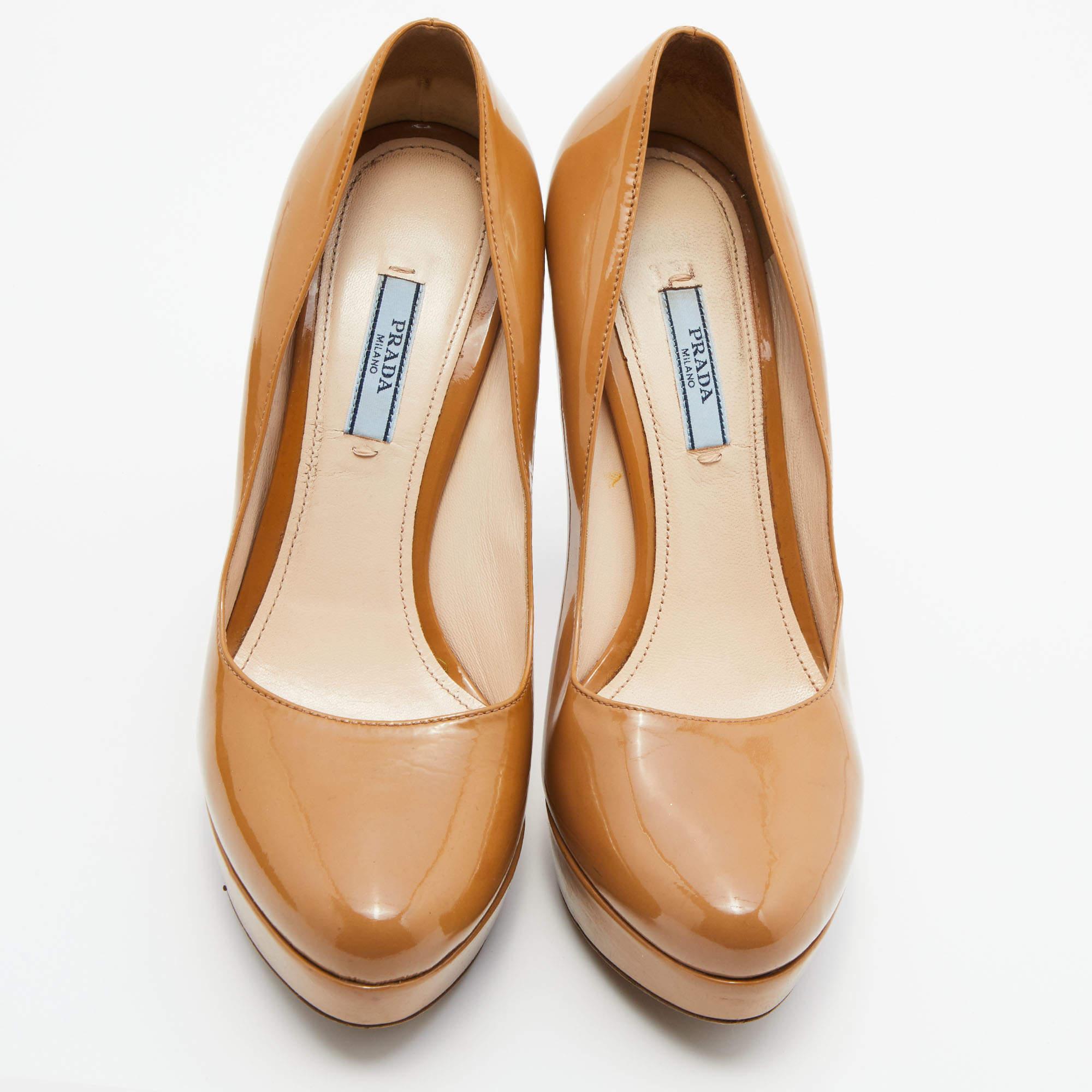 Prada Beige Patent Leather Platform Pumps Size 38.5 In Fair Condition For Sale In Dubai, Al Qouz 2