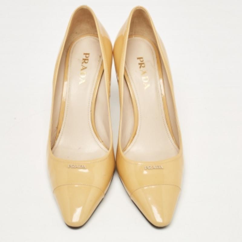 Prada Beige Lackleder Pumps mit spitzer Zehe Größe 39.5 im Zustand „Gut“ im Angebot in Dubai, Al Qouz 2