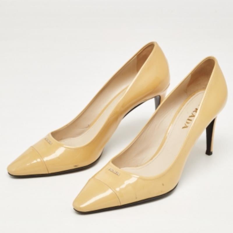 Prada Beige Lackleder Pumps mit spitzer Zehe Größe 39.5 Damen im Angebot