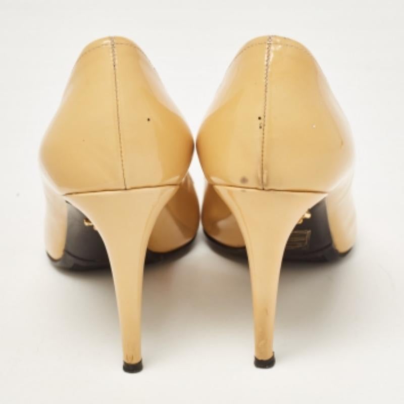 Prada Beige Lackleder Pumps mit spitzer Zehe Größe 39.5 im Angebot 2