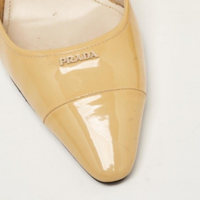 Prada Beige Lackleder Pumps mit spitzer Zehe Größe 39.5 im Angebot 3