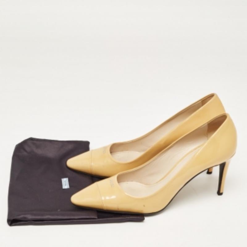 Prada Beige Lackleder Pumps mit spitzer Zehe Größe 39.5 im Angebot 5