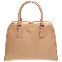 Prada - Sac à main en cuir verni beige à armature pyramidale