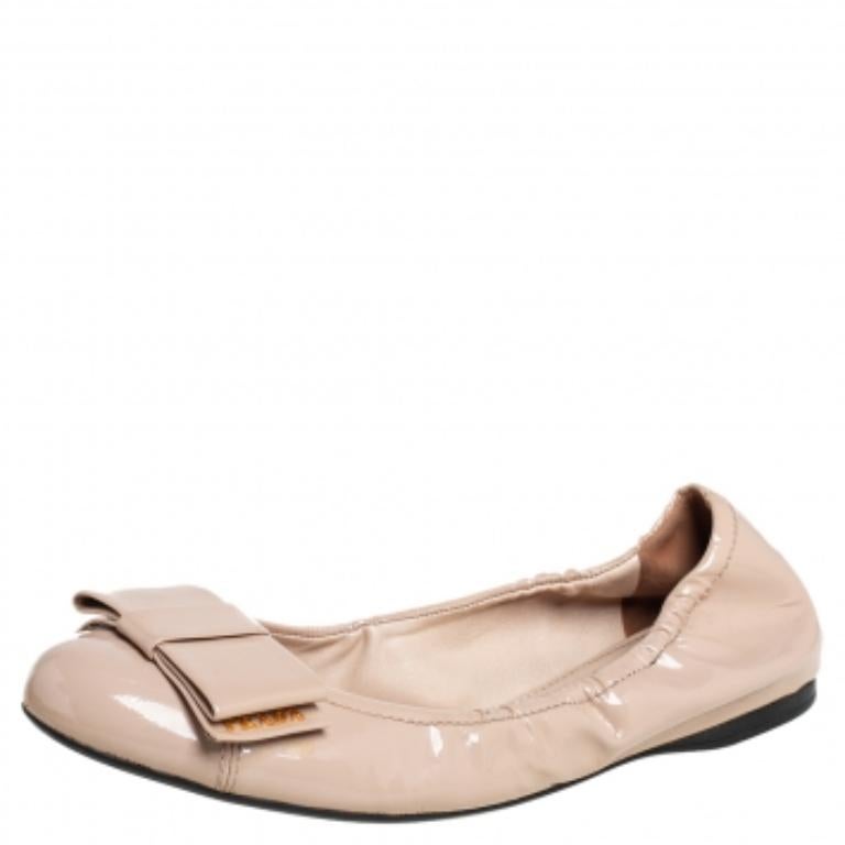 Bailarinas de charol beige Prada talla 38 Beige en venta