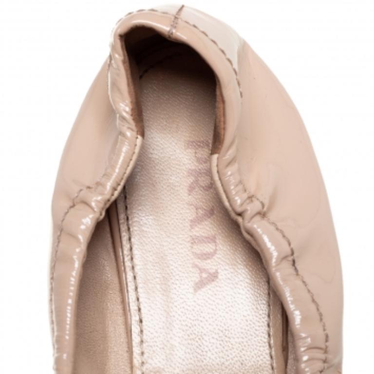 Bailarinas de charol beige Prada talla 38 en Bastante bueno estado para la venta en Dubai, Al Qouz 2