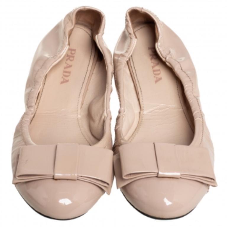 De las mujeres Bailarinas de charol beige Prada talla 38 en venta