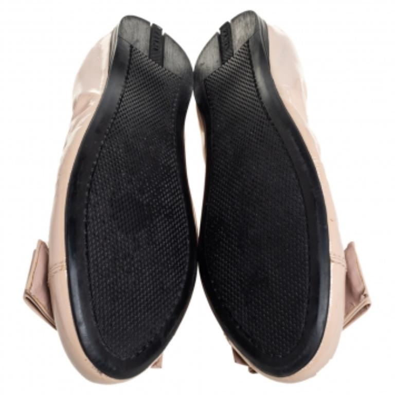 Bailarinas de charol beige Prada talla 38 en venta 2