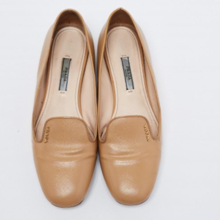 Prada, appartamenti da fumo in pelle verniciata beige, misura 37,5 in vendita 5