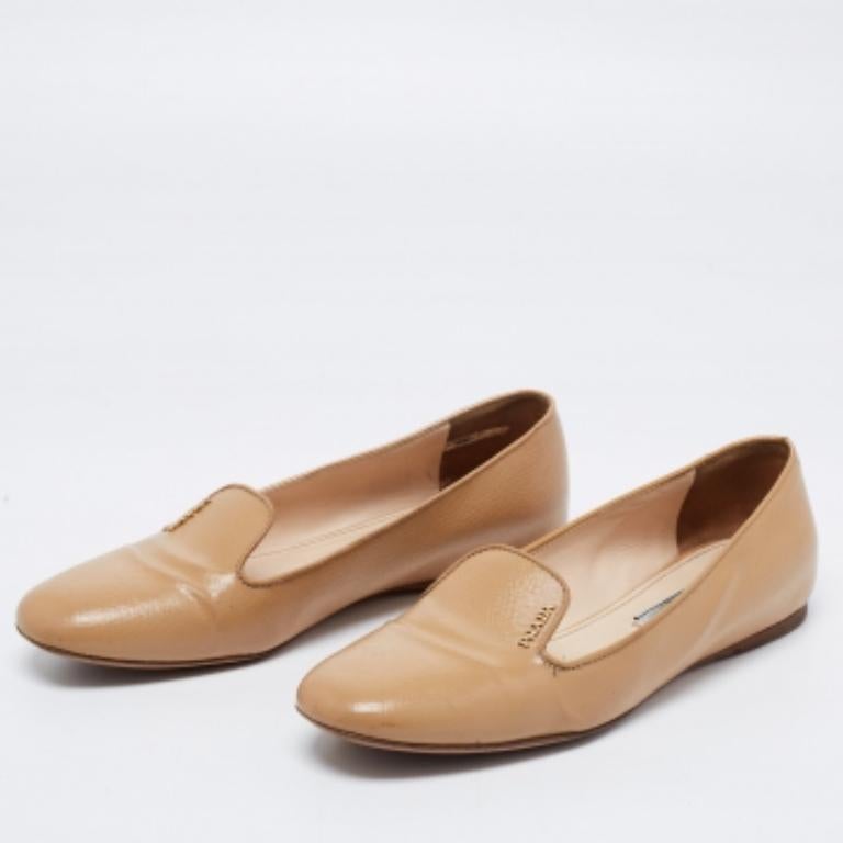 Prada, appartamenti da fumo in pelle verniciata beige, misura 37,5 in vendita 6