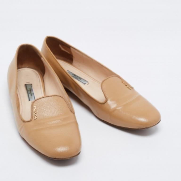 Beige Prada, appartamenti da fumo in pelle verniciata beige, misura 37,5 in vendita