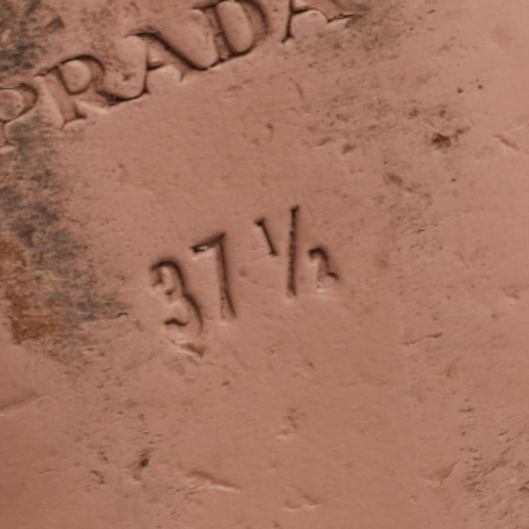 Prada, appartamenti da fumo in pelle verniciata beige, misura 37,5 in vendita 1