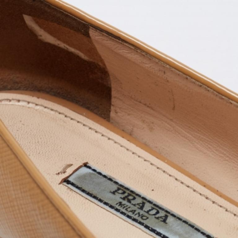 Prada, appartamenti da fumo in pelle verniciata beige, misura 37,5 in vendita 2