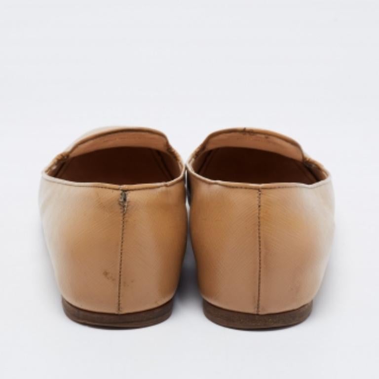 Prada, appartamenti da fumo in pelle verniciata beige, misura 37,5 in vendita 4