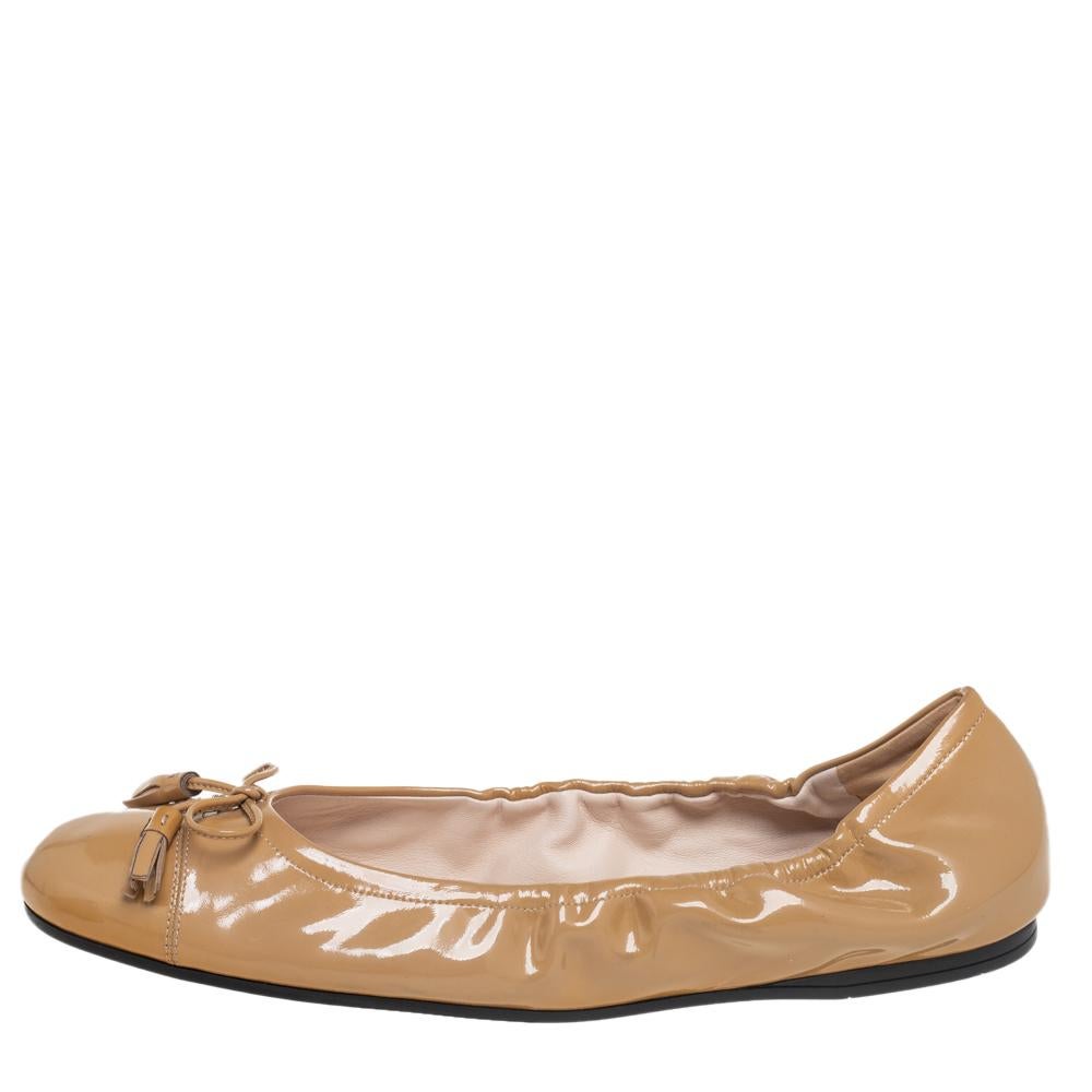 These ballet flats from Prada are simple yet stylish. Crafted from patent leather, these flats carry a beige exterior with round toes and tassel bows. They are complete with comfortable insoles. Walk in them and you are sure to have a stylish