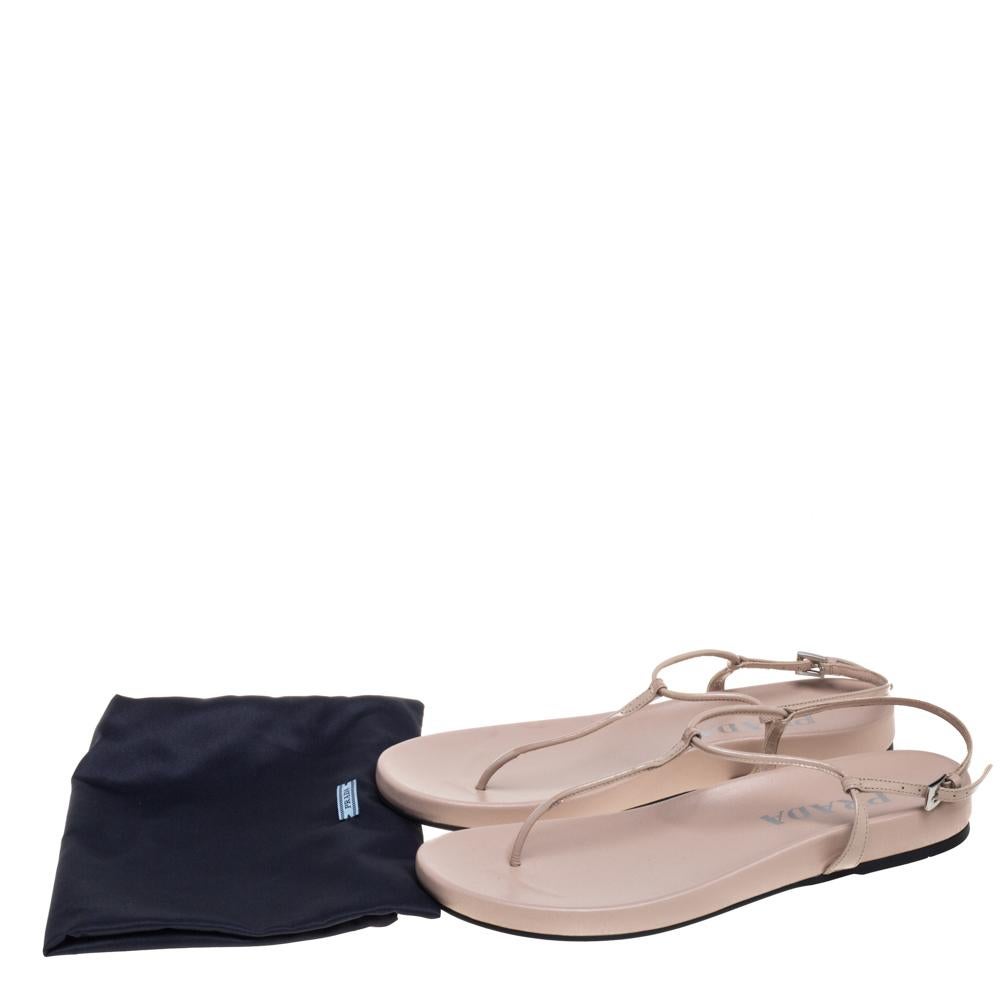 Prada Beige Patent Leather Thong Sandals Size 39 In Good Condition In Dubai, Al Qouz 2