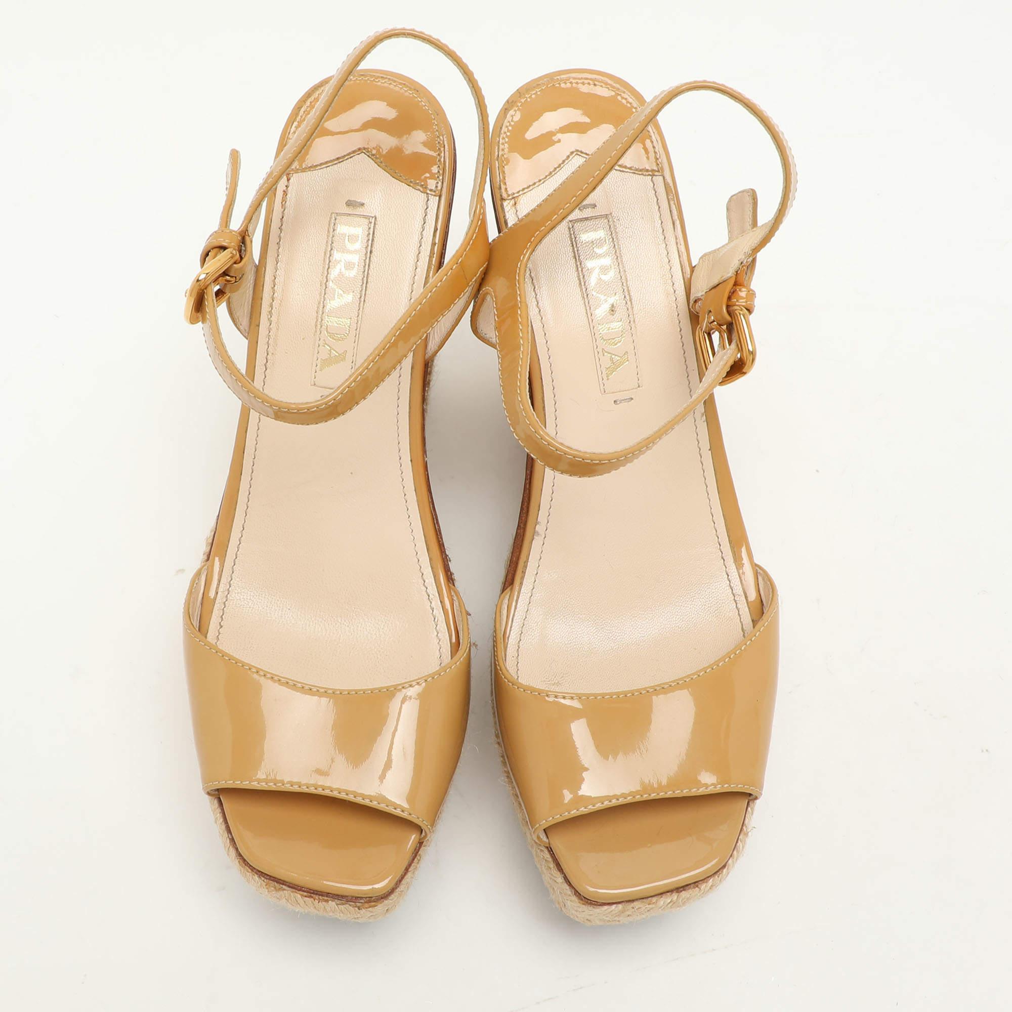 Beige Prada Sandales espadrilles compensées en cuir verni beige, taille 39,5 en vente