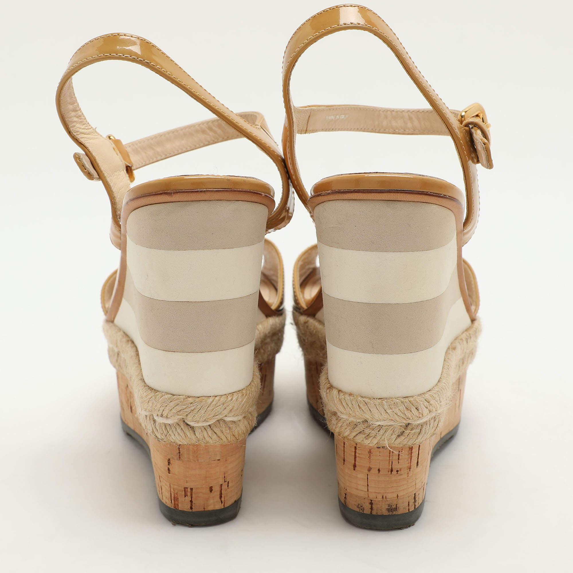 Prada Sandales espadrilles compensées en cuir verni beige, taille 39,5 Pour femmes en vente