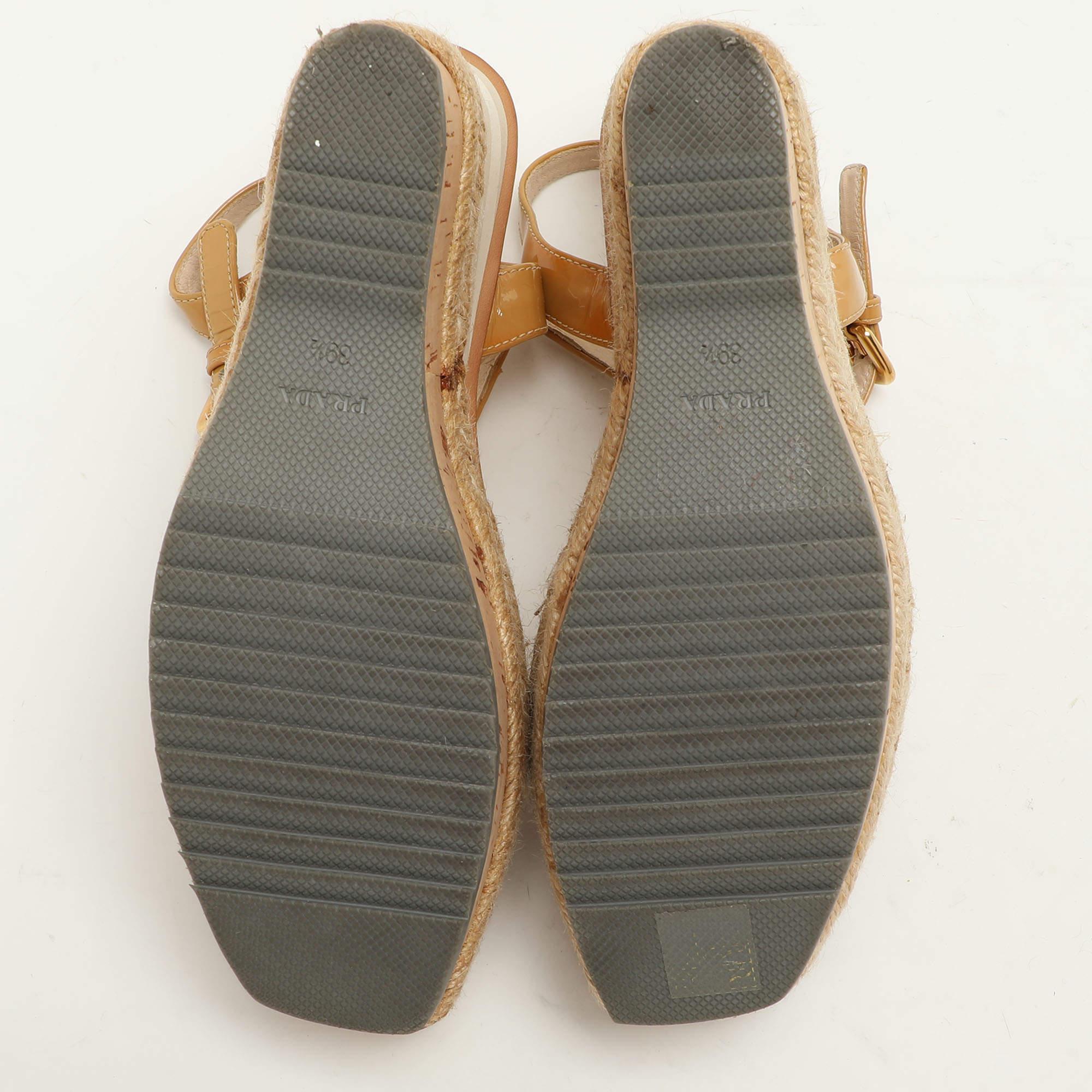 Prada Sandales espadrilles compensées en cuir verni beige, taille 39,5 en vente 1