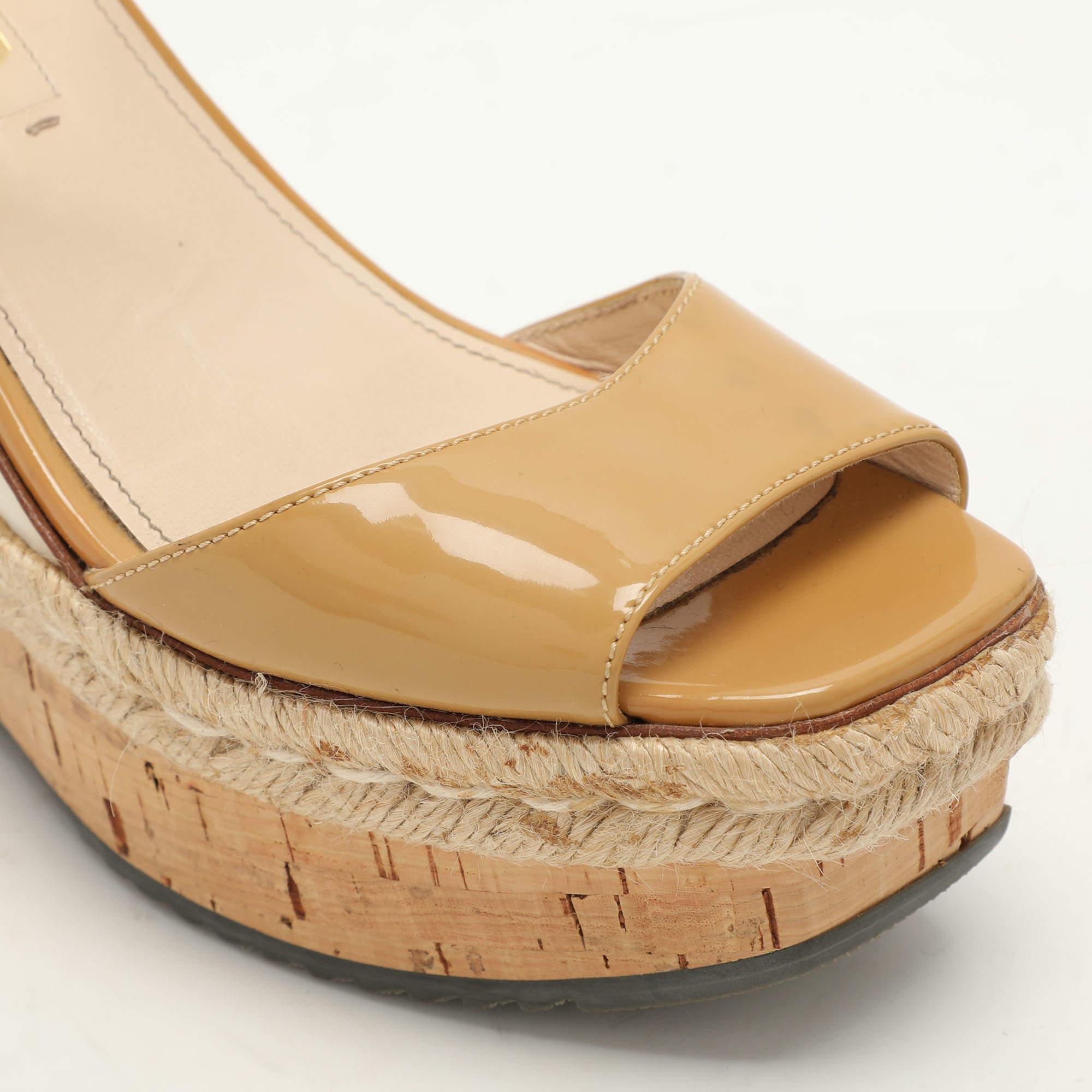 Prada Sandales espadrilles compensées en cuir verni beige, taille 39,5 en vente 2