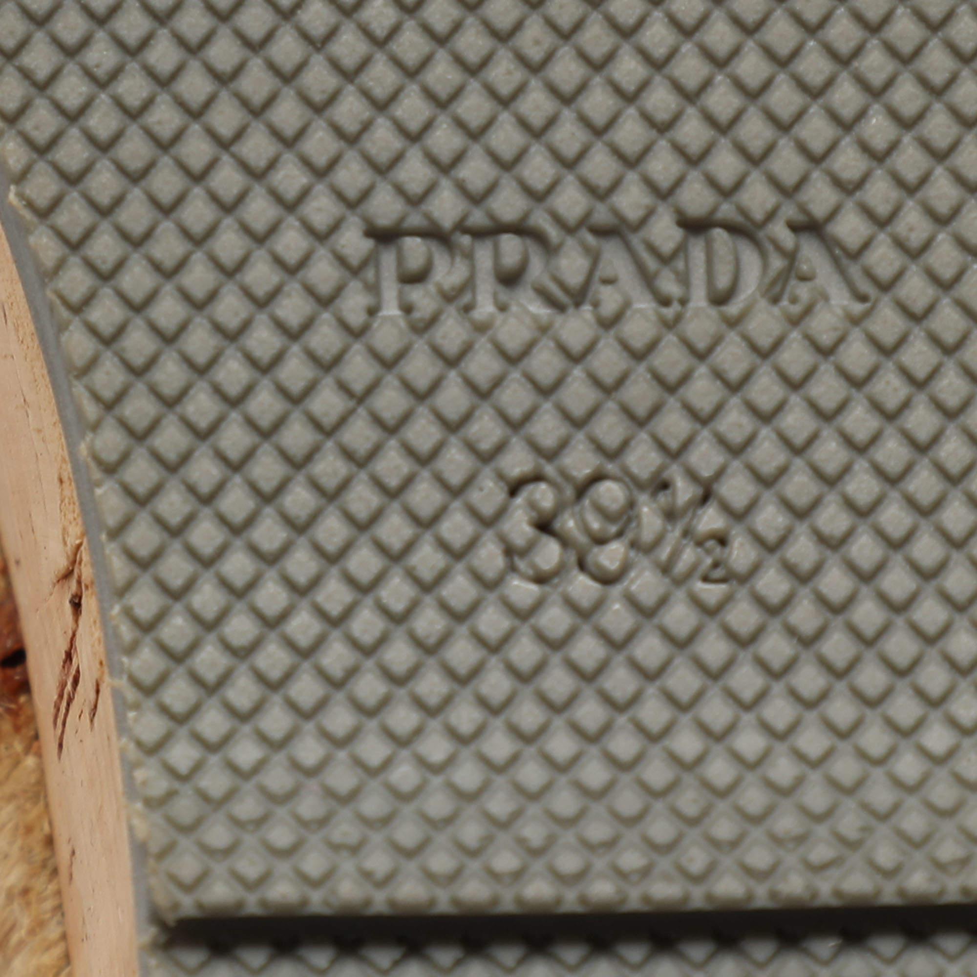 Prada Sandales espadrilles compensées en cuir verni beige, taille 39,5 en vente 3