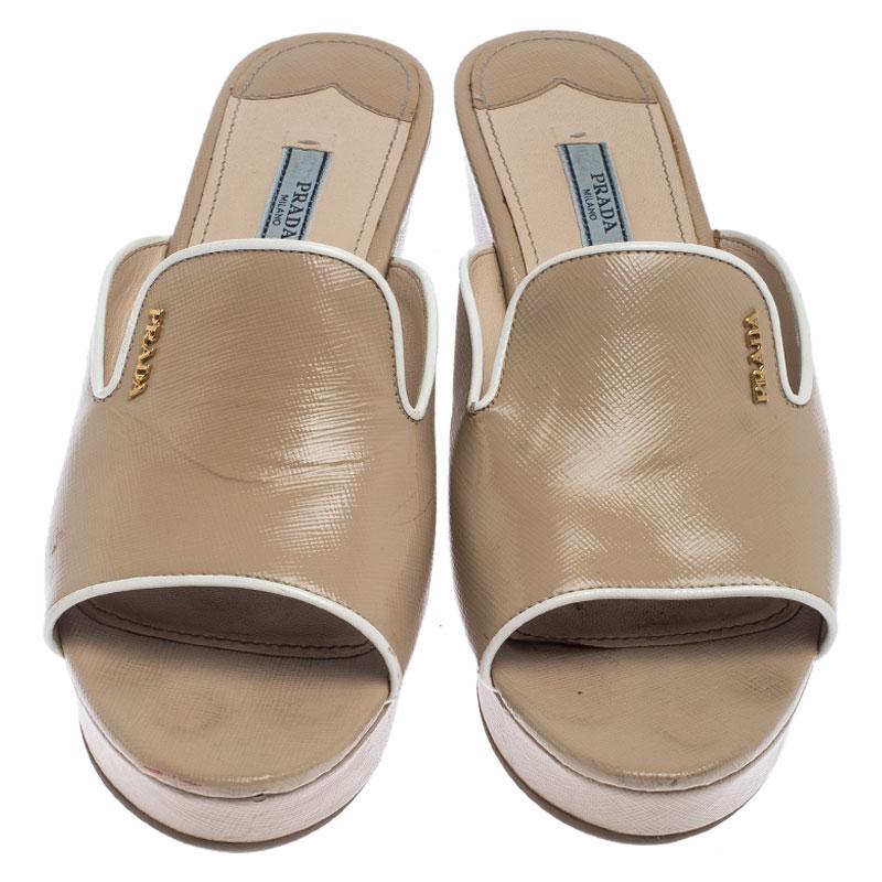 Prada Beige Patent Leather Wedge Slide Sandals Size 39.5 In Good Condition In Dubai, Al Qouz 2
