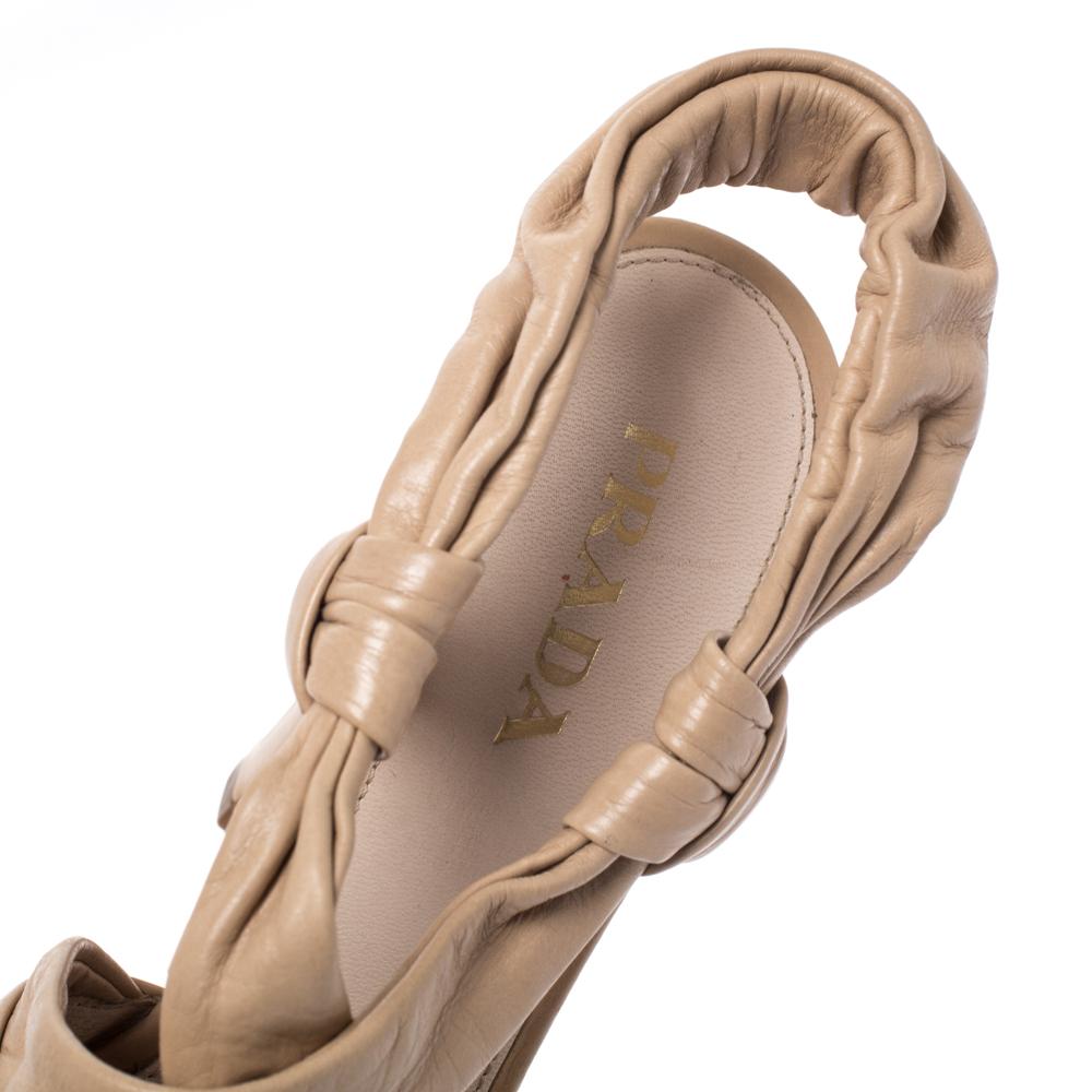 Prada Beige Pleated Leather Bow Detail Platform Slingback Sandals Size 37.5 In Good Condition In Dubai, Al Qouz 2