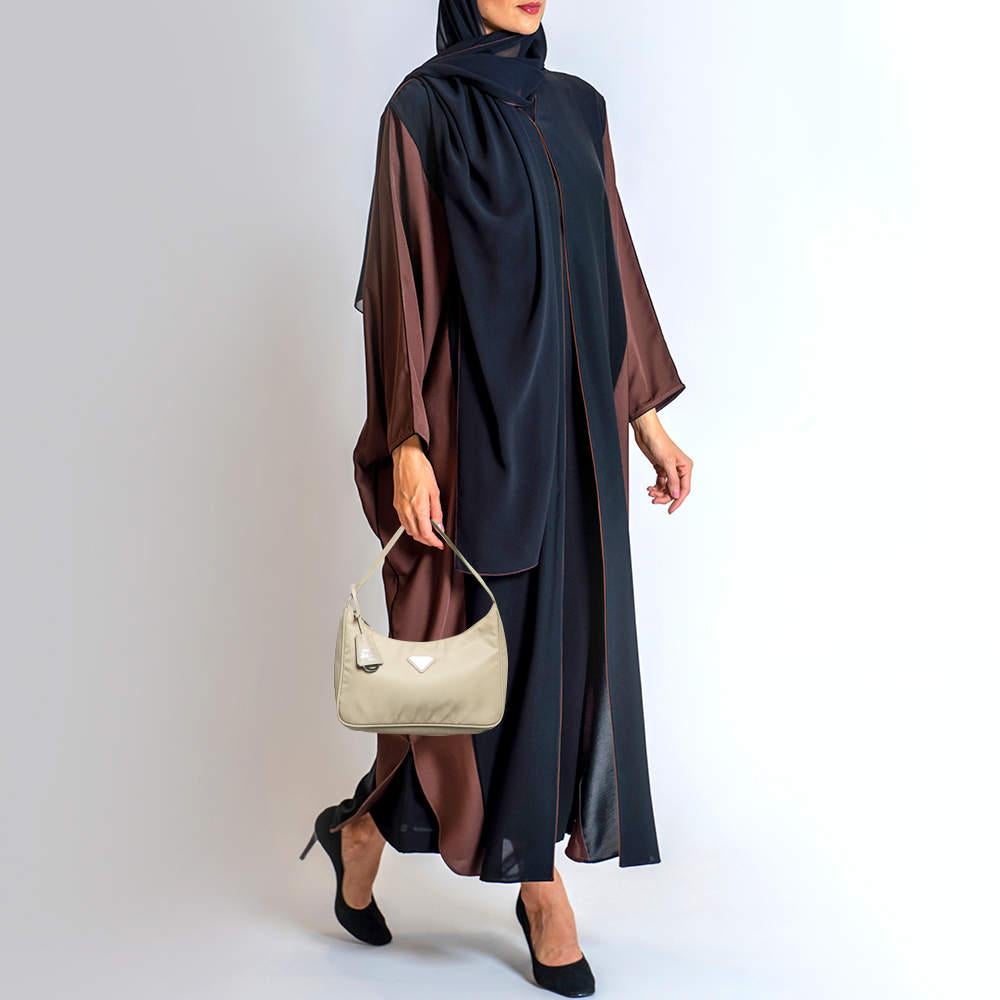 Práctico y chic son algunas palabras que describen este bolso Elaborado meticulosamente  la creación está dotada de un interior bien espaciado y fácil de transportar. Llévala a salidas informales o de compras  estarás elegante