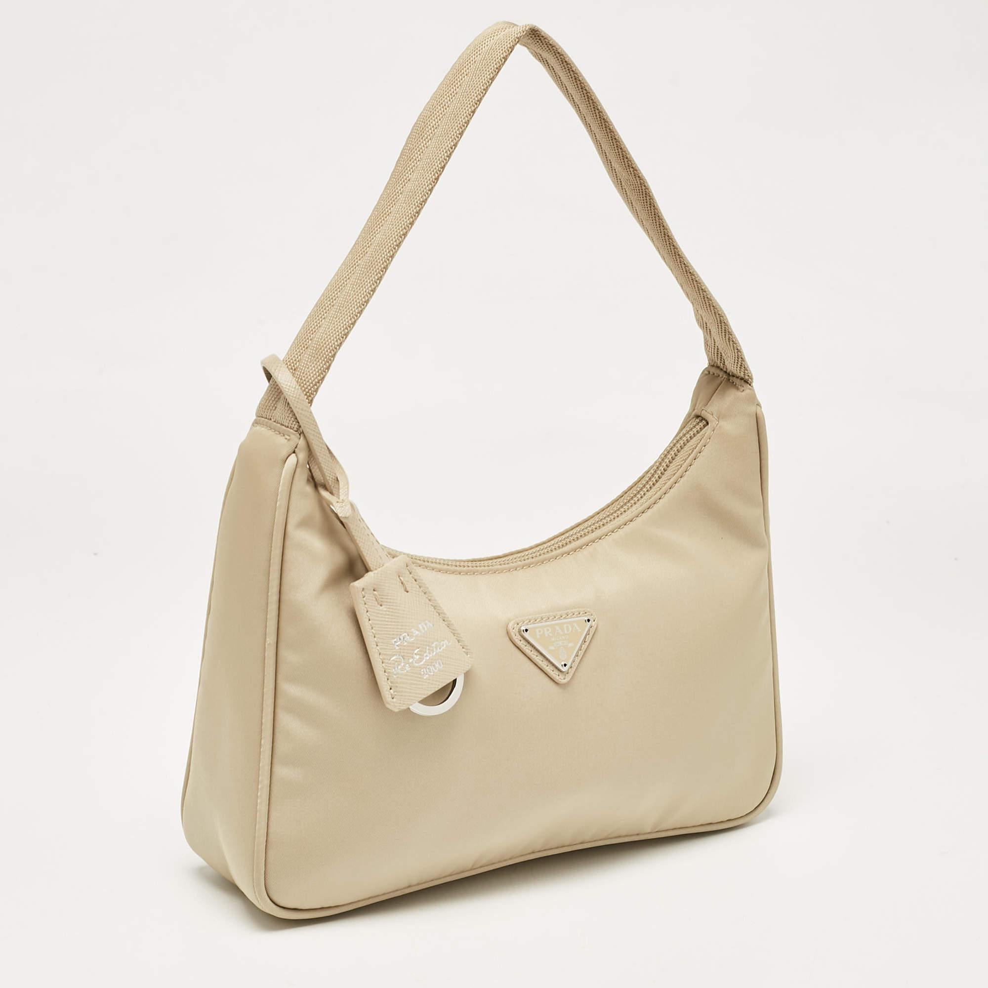 Bolso Baguette Prada Beige Re-Nylon Re-Edition 2000 en Excelente Estado en Dubai, Al Qouz 2