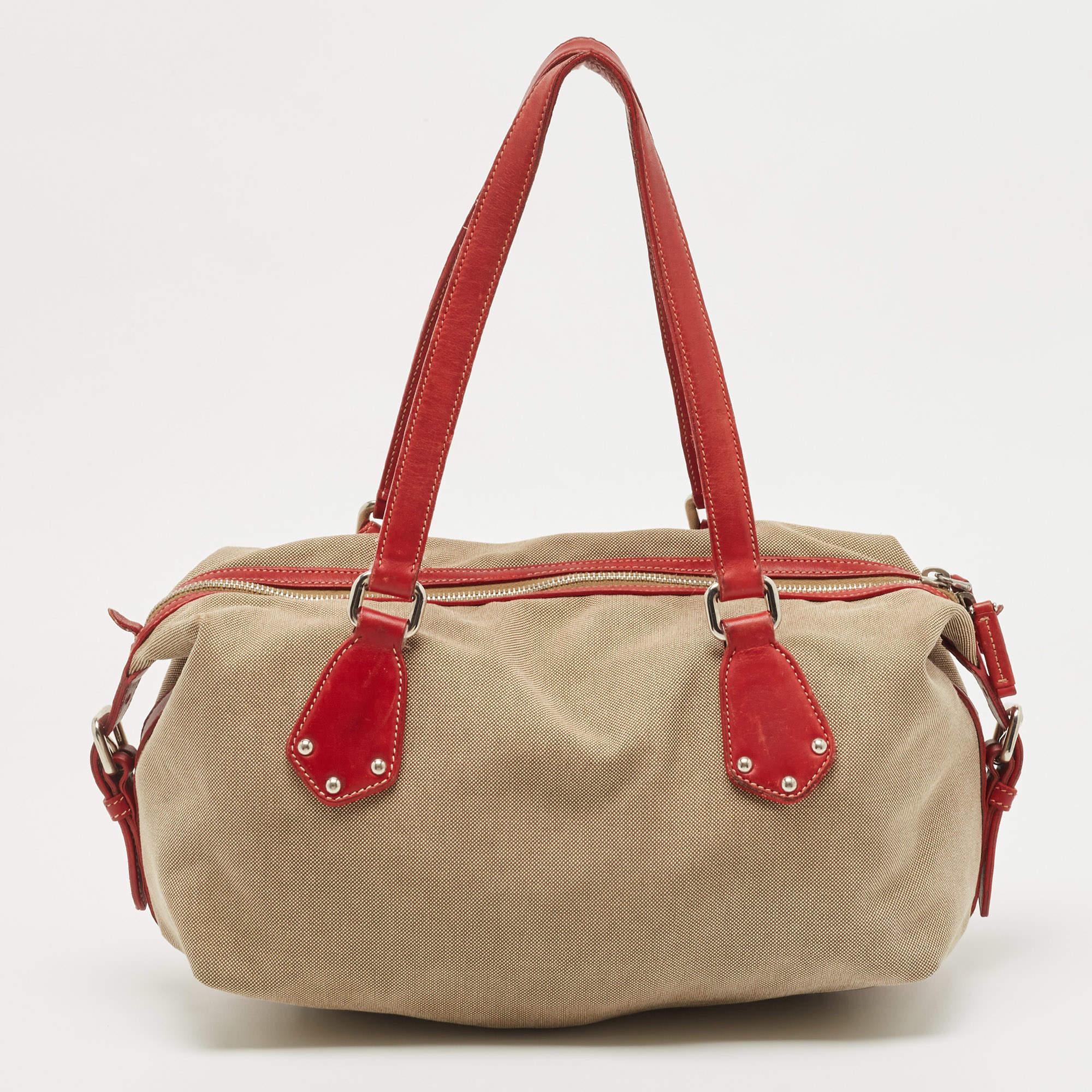 Designer bags are ideal companions for ample occasions! Here we have a fashion-meets-functionality piece crafted with precision. It has been equipped with a well-sized interior that can easily fit all your essentials.


