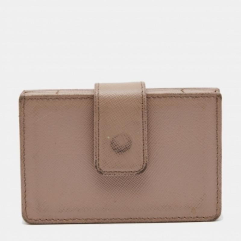 Crafted from Saffiano leather, this Dior gusset cardholder opens to reveal multiple compartments to carry your cards neatly. It also features the brand's logo on the exterior. This piece in beige is finished with gold-tone hardware and DIOR letter