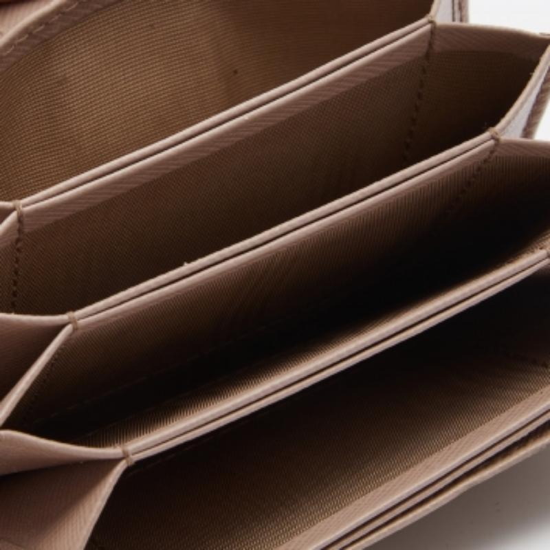 Prada Beige Saffiano Leather 5 Gusset Card Holder In Fair Condition For Sale In Dubai, Al Qouz 2