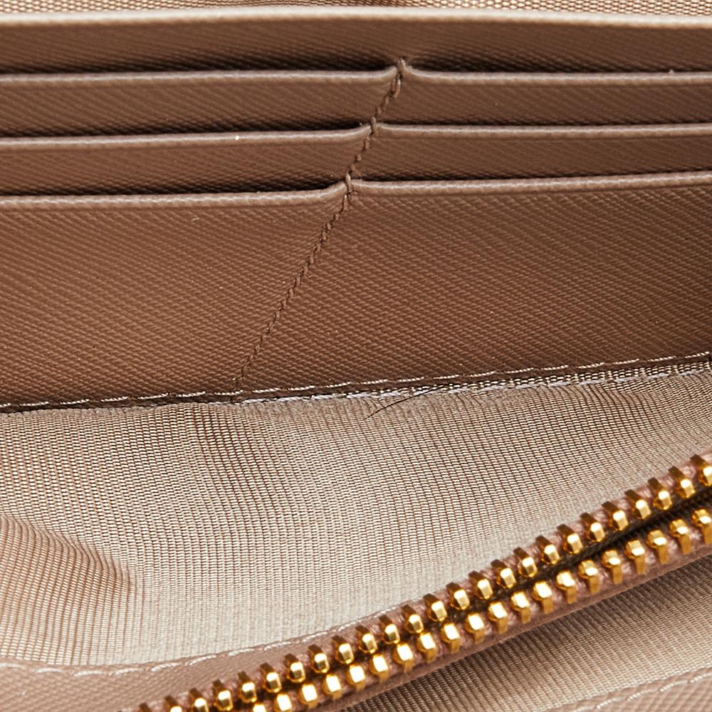 Cartera continental con lazo de piel saffiano beige de Prada 5
