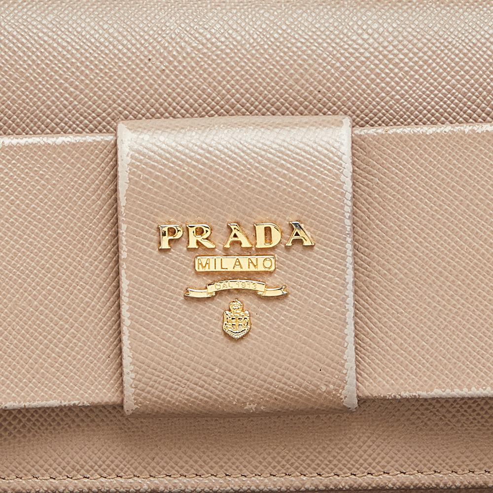 De las mujeres Cartera continental con lazo de piel saffiano beige de Prada