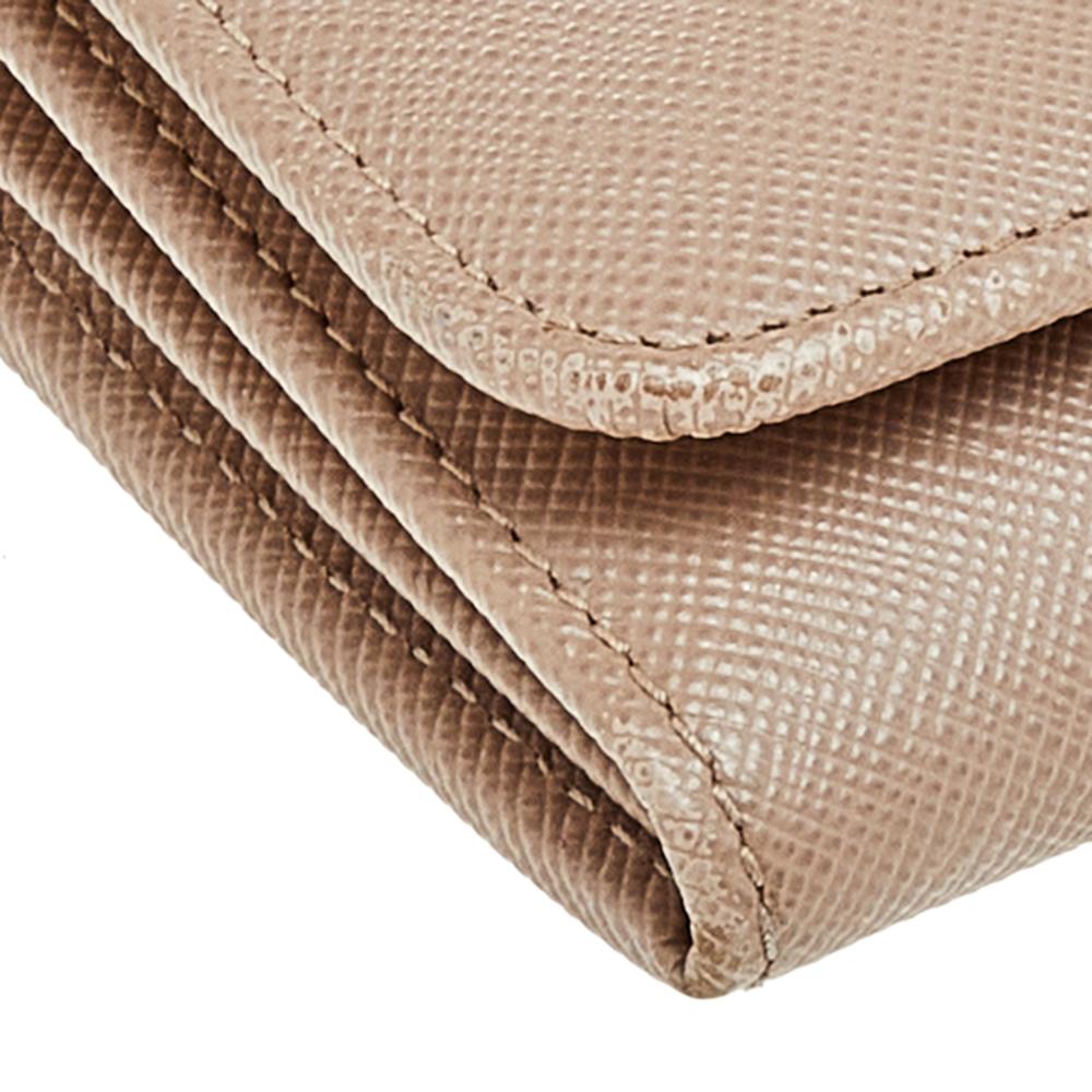 Cartera continental con lazo de piel saffiano beige de Prada 1
