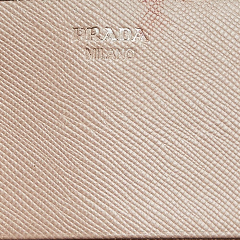 Cartera continental con lazo de piel saffiano beige de Prada 3